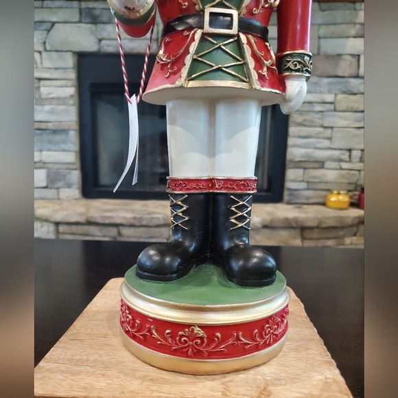 Gorgeous Musical Snowglobe Nutcracker-NWT - Picture 5 of 11